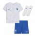 Billige Frankrike Raphael Varane #4 Bortetrøye Barn VM 2022 Kortermet (+ korte bukser)